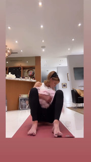 Kate Beckinsale feet photo thumbnail