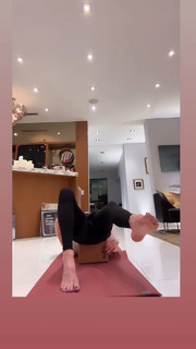 Kate Beckinsale feet photo thumbnail