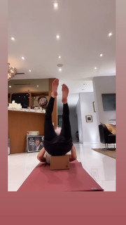Kate Beckinsale feet photo thumbnail