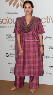 Dia Mirza feet photo thumbnail