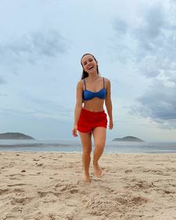 Larissa Manoela feet photo thumbnail