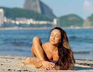 Kino MacGregor feet photo thumbnail