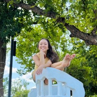 Kino MacGregor feet photo thumbnail