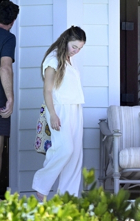 Sydney Sweeney feet photo thumbnail