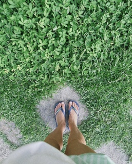 Isis Valverde feet photo thumbnail