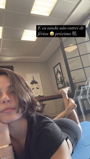 Isis Valverde feet photo thumbnail