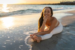 Kino MacGregor feet photo thumbnail