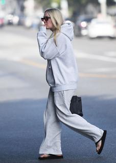 Dakota Fanning feet photo thumbnail