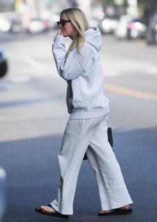 Dakota Fanning feet photo thumbnail