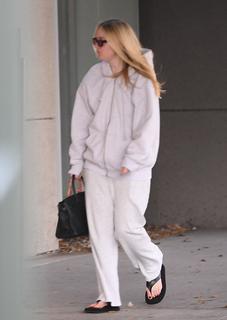Dakota Fanning feet photo thumbnail