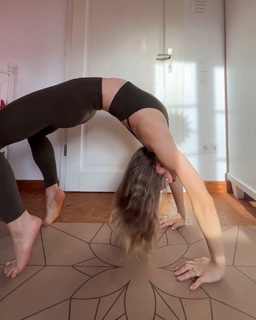 Lola Weippert feet photo thumbnail