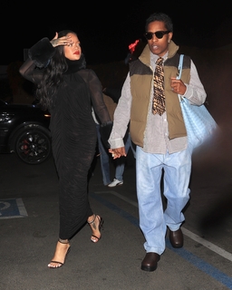 Rihanna feet photo thumbnail