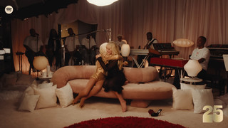 Sabrina Carpenter feet photo thumbnail