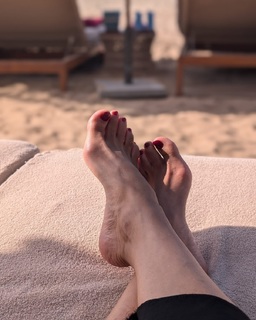 Halle Berry feet photo thumbnail