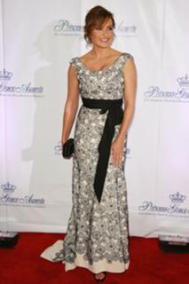 Mariska Hargitay feet photo thumbnail