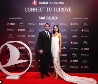 Cansu Dere feet photo 2