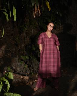 Dia Mirza feet photo thumbnail