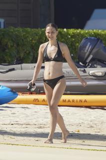 Natalie Portman feet photo thumbnail