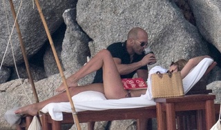 Rosie Huntington-Whiteley feet photo thumbnail