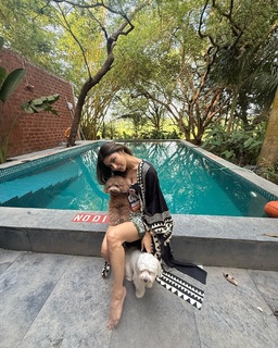 Mouni Roy feet photo thumbnail