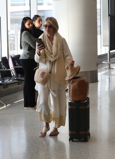 Julianne Hough feet photo thumbnail