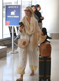 Julianne Hough feet photo thumbnail