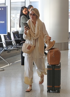 Julianne Hough feet photo thumbnail