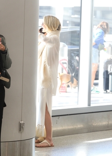 Julianne Hough feet photo thumbnail