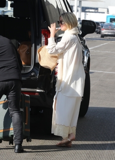 Julianne Hough feet photo thumbnail