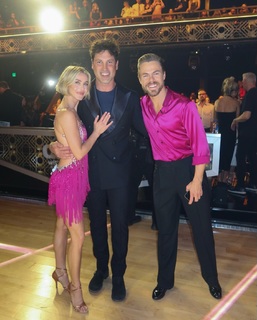 Julianne Hough feet photo thumbnail