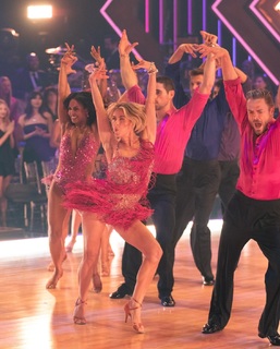 Julianne Hough feet photo thumbnail