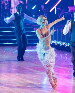 Julianne Hough feet photo thumbnail