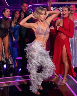Julianne Hough feet photo thumbnail