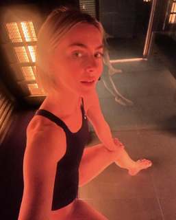 Julianne Hough feet photo thumbnail