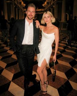 Julianne Hough feet photo thumbnail