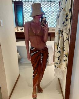 Julianne Hough feet photo thumbnail