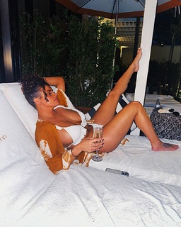 Joy Taylor feet photo thumbnail