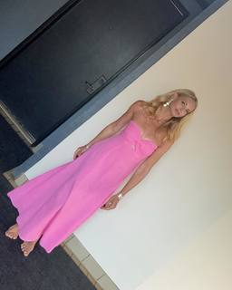 Sarah Michelle Gellar feet photo thumbnail
