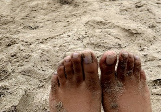 Halle Bailey feet photo thumbnail