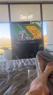 Brooke Burke feet photo thumbnail