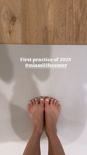 Kino MacGregor feet photo thumbnail
