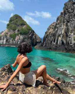Isis Valverde feet photo thumbnail