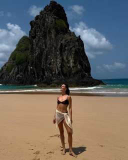 Isis Valverde feet photo thumbnail