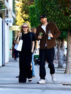 Dakota Fanning feet photo thumbnail