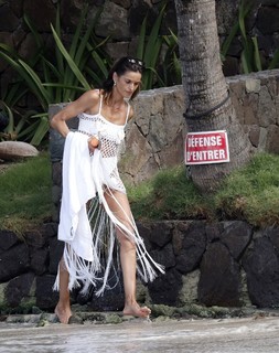 Izabel Goulart feet photo thumbnail