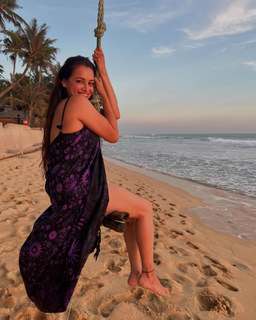 Dia Mirza feet photo thumbnail