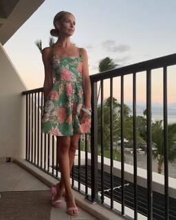 Sarah Michelle Gellar feet photo thumbnail