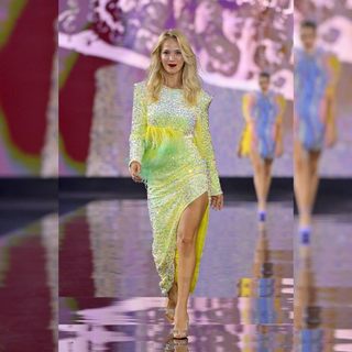 Luisana Lopilato feet photo thumbnail