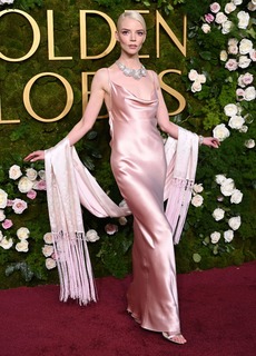 Anya Taylor-Joy feet photo thumbnail