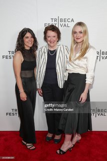 Dakota Fanning feet photo thumbnail